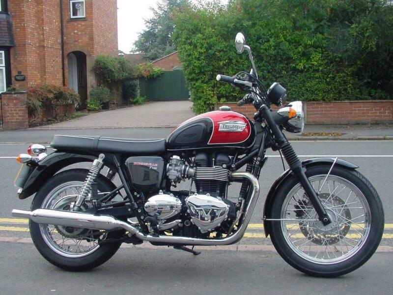 Triumph Bonneville T100 low miles, pristine condition retro in Rugby