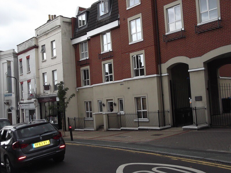 Acton West London W3 one bedroom first floor flat to let. in Acton