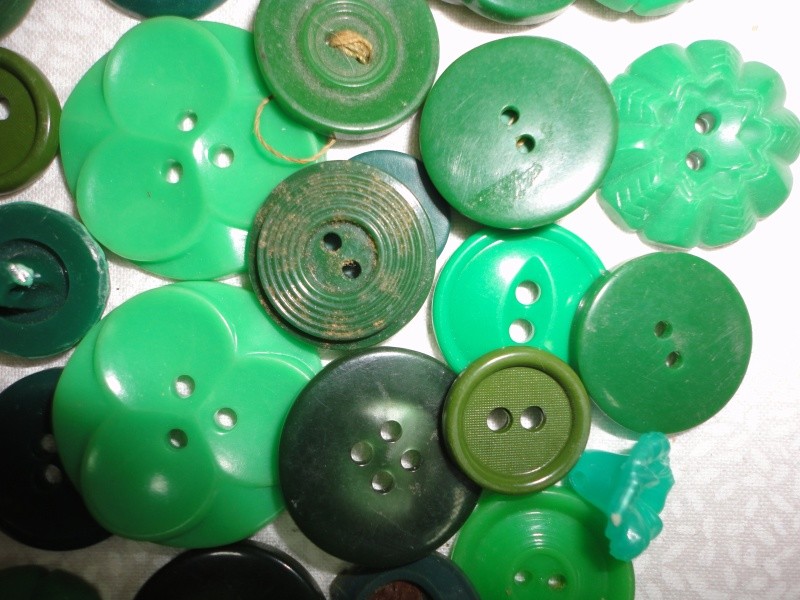LOT of Different GREENS BUTTONS~VINTAGE & OTHERS - All Shape & Sizes