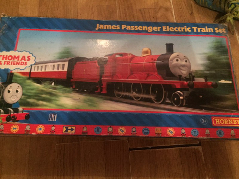 Hornby R9073 James electric complete train set (Thomas and Friends