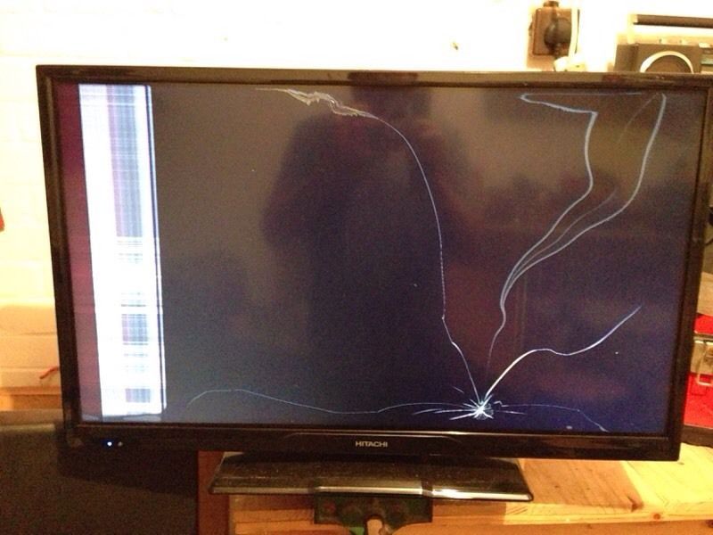 32" Hitachi LCD TV 32HXC01U Broken Screen Spares or Repair in