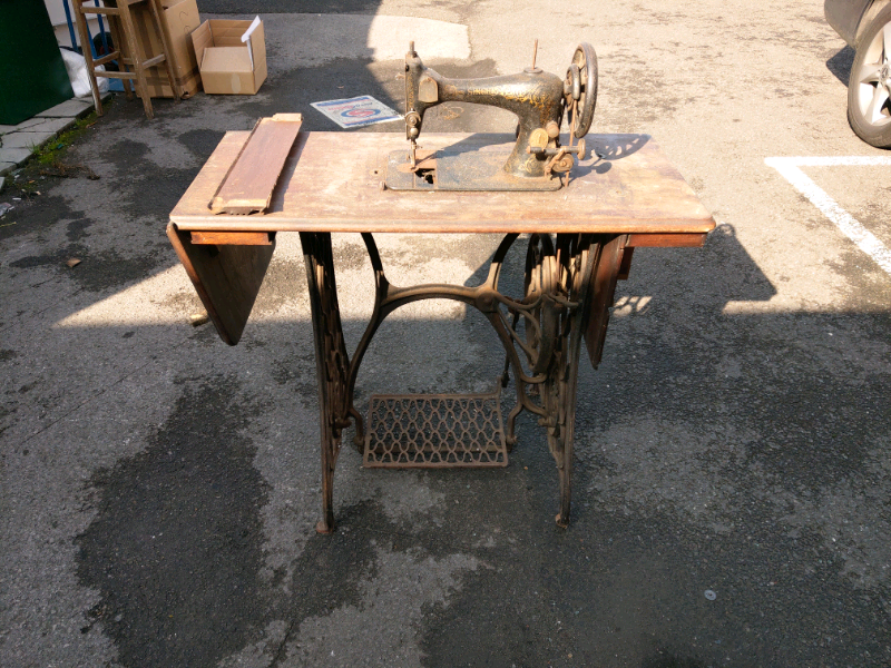Old Singer Sewing Machine Use As An Ornament Tlc Required In Cardiff Gumtree