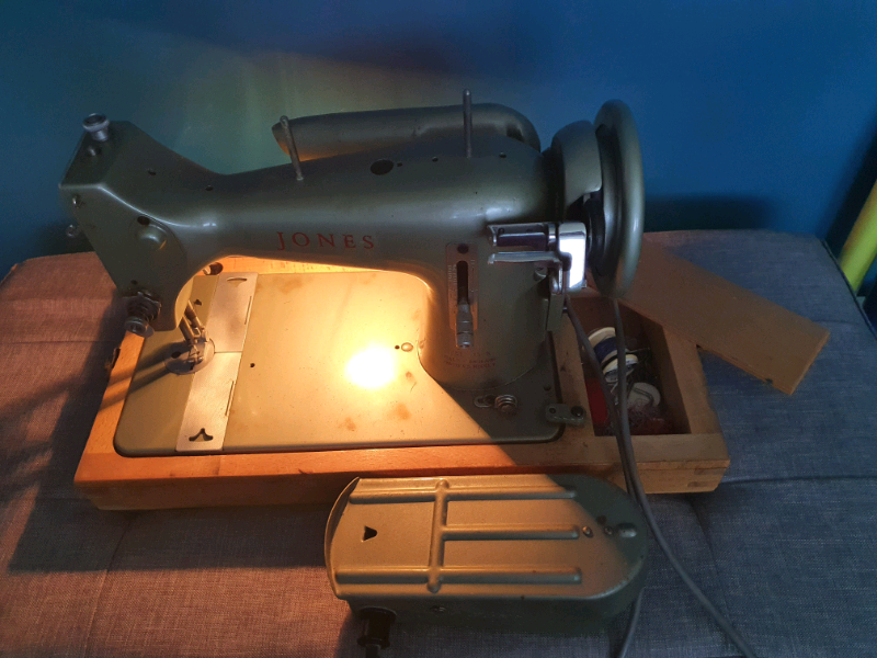 Jones sewing machine Famiky C.S Model E in Auckland, County
