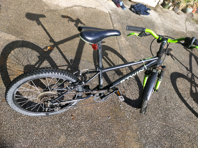 Junior front suspension mountain bike 6 to 10yrs old in West End