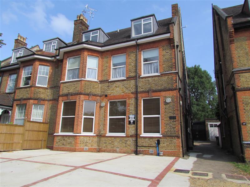 Studio flat in Holden Road, Woodside Park, London, N12 in