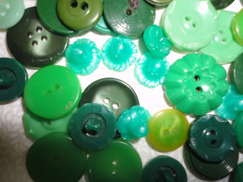 LOT of Different GREENS BUTTONS~VINTAGE & OTHERS - All Shape & Sizes