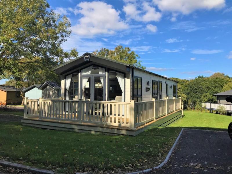 STATIC HOLIDAY HOME LODGE FOR SALE, LYMINGTON HAMPSHIRE SOUTH COAST