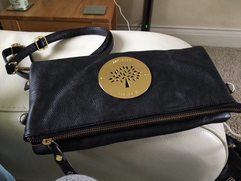 Mulberry clutch bag comes with detachable shoulder strap in