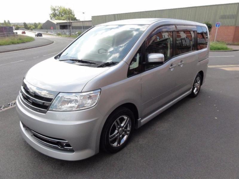 Чехлы nissan serena c25