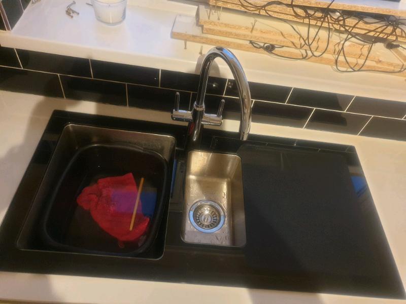 Sauber 1.5 Bowl Kitchen Sink with Black Glass Surround and R Hand D