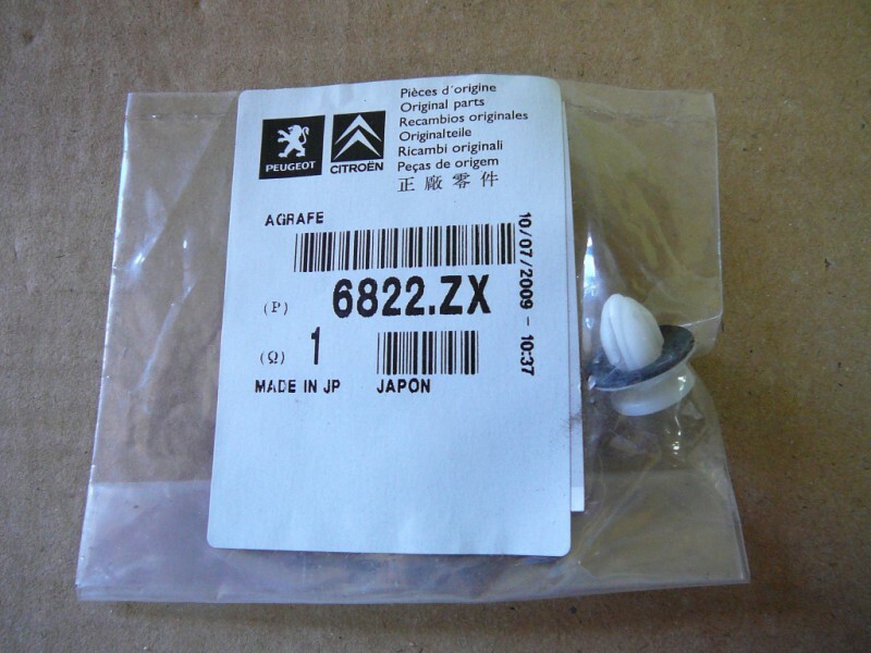 New Genuine Citroen/Peugeot fastner clip - 6822.ZX 6822ZX