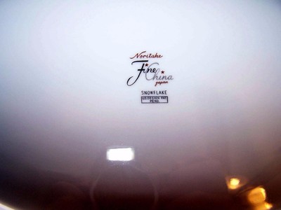 Noritake SNOWFLAKE Gold Green Black Snowflakes 12