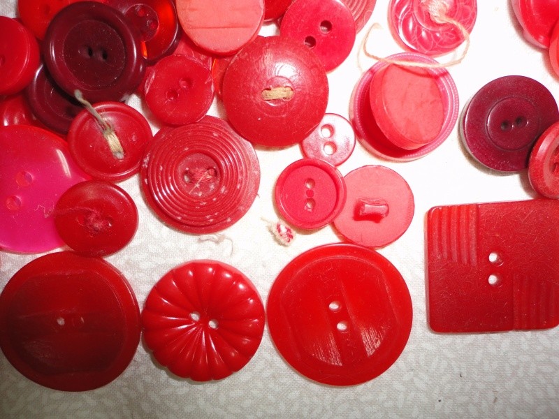 LOT of Different REDS BUTTONS~VINTAGE & OTHERS - All Shape & Sizes