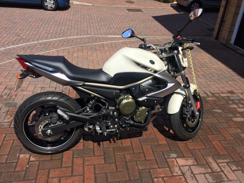 Yamaha XJ6 naked sports / super bike white 600cc in Bournemouth
