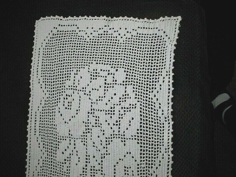 VINTAGE ANTIQUE HAND CROCHETED BRIGHT WHITE ROSES FILET CROCHET DOILY 14