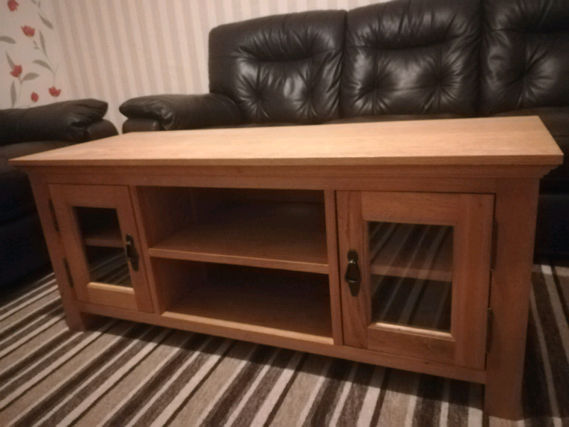 Solid oak TV table in Luton, Bedfordshire Gumtree