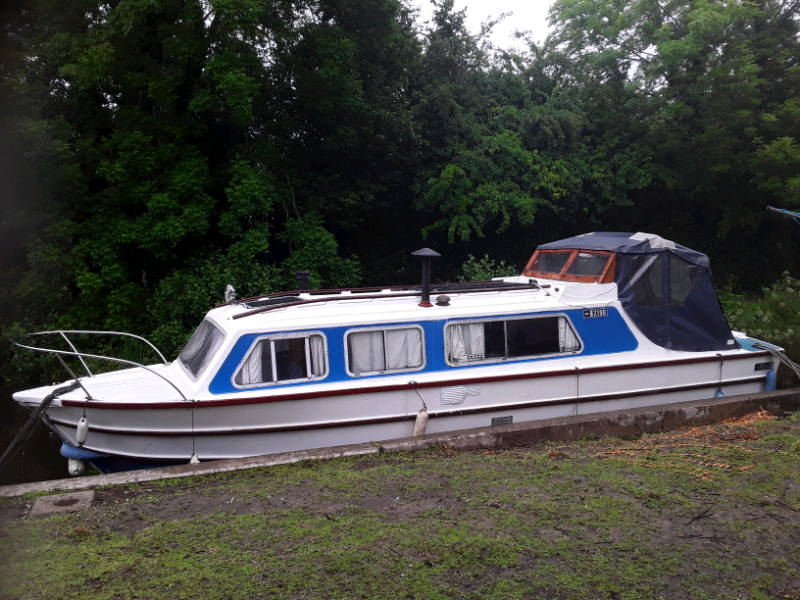 Boat 26ft burland cruiser sleeps 4 with mooring in Oswestry