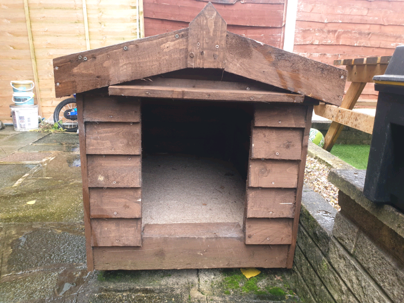 Solid wood wooden outdoor dog kennel / shelter in Middleton