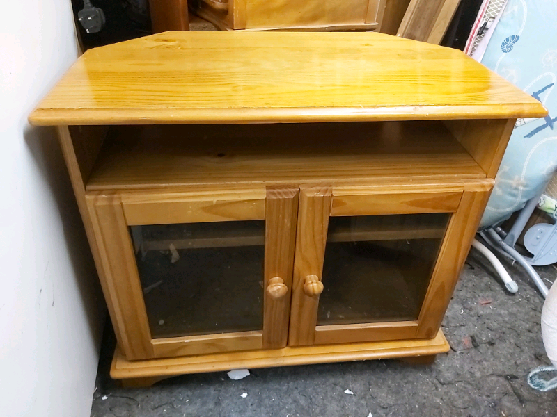 TV Quality 2 Door & Inner Shelf Pine TV It's 2ft 3