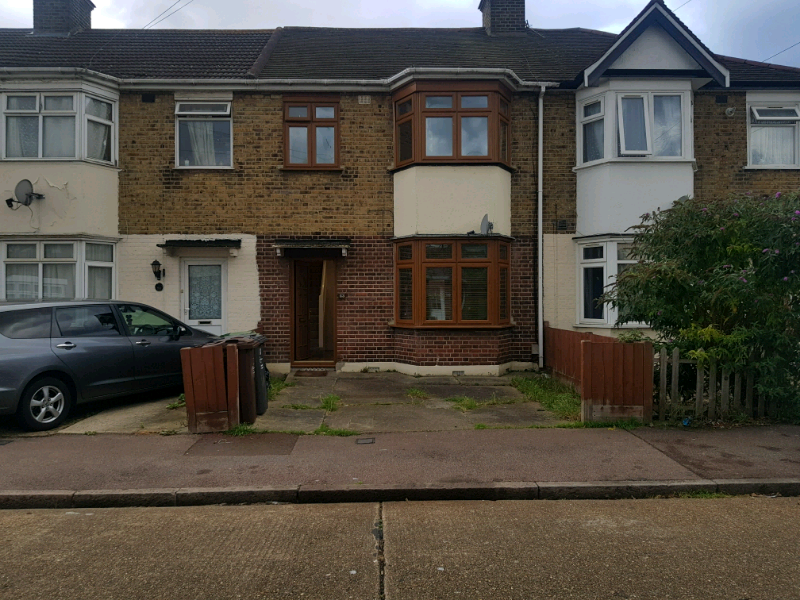 pleased to offer this wonderful 3 Bedroom Terrace house in Dagenham Ea