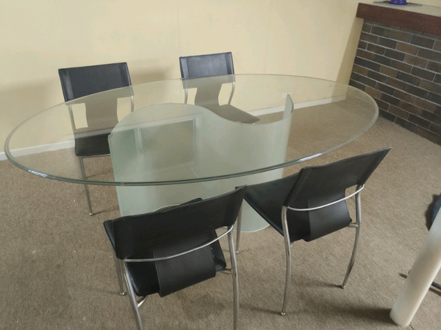 Nick Scali Oval Glass Dining Table 6 Seater 4 free Leather Chairs