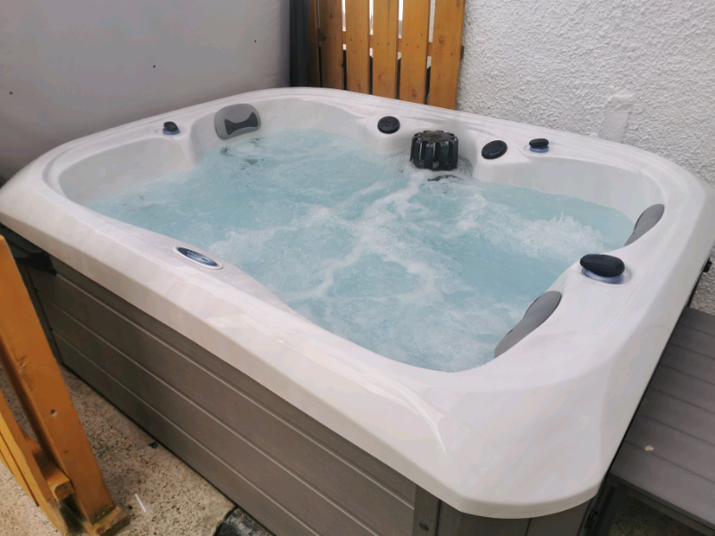 4 seater hot tub in Lurgan, County Armagh Gumtree