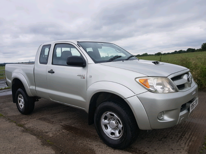 TOYOTA HILUX CREW CAB 2.5 D4D 4WD AIRCON TOWBAR in Telford