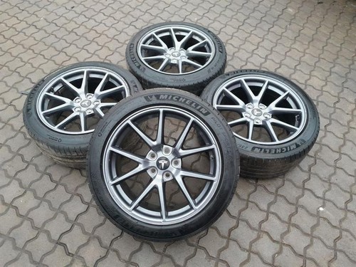 TESLA MODEL 3 Alloy Wheel set 1044261-00-A Alufelge 18X8.5J ET40 MICHELIN 4S