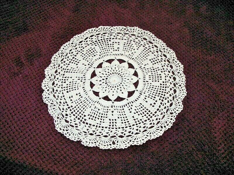 VINTAGE ANTIQUE HAND CROCHETED CAKE DOILY ROUND