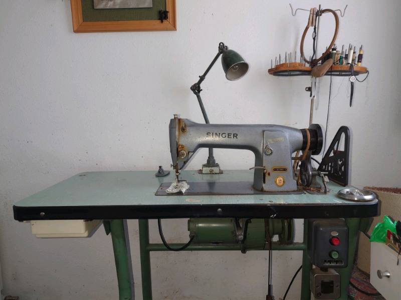 Singer 331K4 HeavyDuty Sewing Machine (Including Stand/Table) in