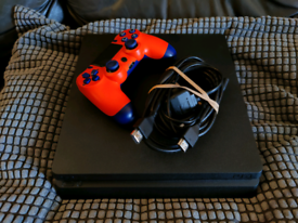 PS4 Slim console & controller