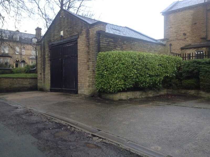 / Garage Unit To Rent In Bradford BD8 Space For 2 Cars and