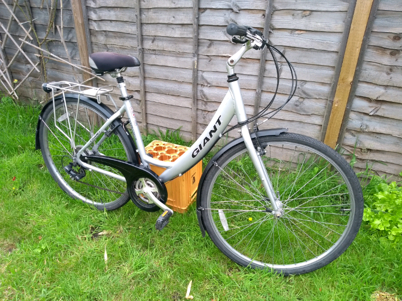 Giant Expression Ladies Town Road Hybrid Bike in Peckham, London