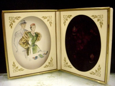 Vintage Leather or Leatherette hinged JEWELRY DISPLAY BOX with neat graphics