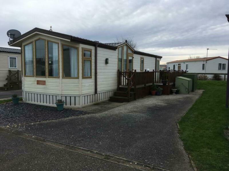 BEAUTIFULLY KEPT STATIC CARAVAN SITED ON SEARLES LEISURE RESORT