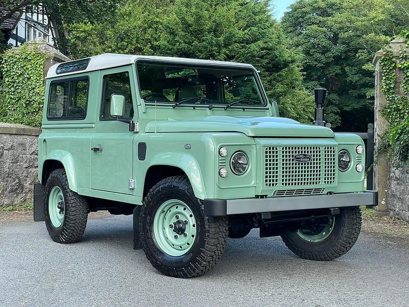 Land Rover Defender 90 Station Wagon Heritage Plus Restomod in