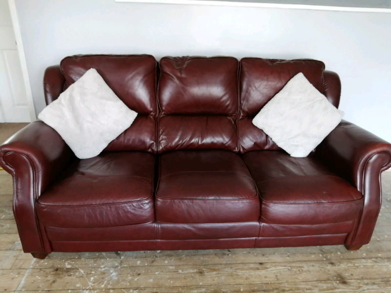 2 and 3 seater mahogany leather sofas in great condition in Morpeth