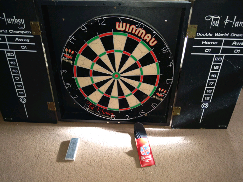 OFFICIAL WINMAU TED HANKEY DART BOARD +DOUBLE SIDED SCOREBOARD