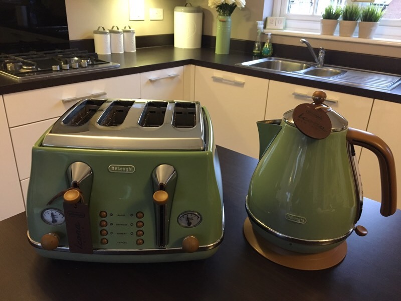 DeLonghi Icona Vintage Jug Kettle and Toaster in Olive Green in Blackwood, Caerphilly Gumtree