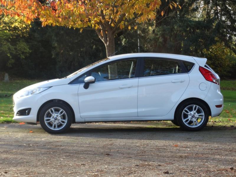 2014/14 Ford Fiesta 1.6 Powershift Zetec 5 Door Frozen White in