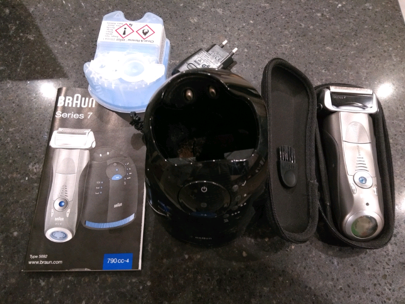 Braun series 7 electric razor / shaver with cleaning station in
