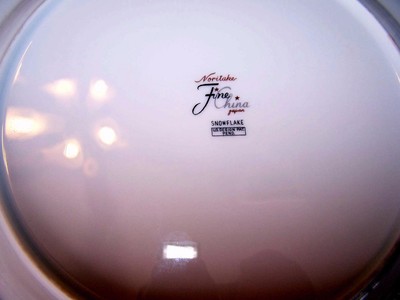 VTG Noritake SNOWFLAKE Gold Green Black Snowflakes 10 7/8