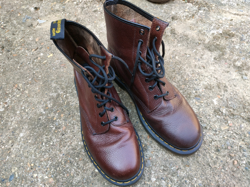 dr martens safety toe shoes