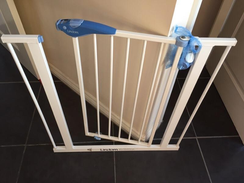 Lindam pressure fit safety gate with new free safety locks in