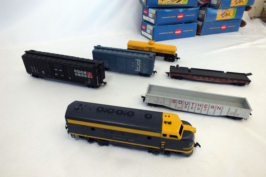 Vtg Cox Freight Train Santa Fe Engine Box Car Gondola Tanker HO Scale