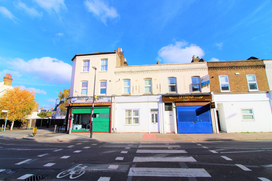 2 bedrooms in Haydons Road, Wimbledon, SW19 in Wimbledon, London