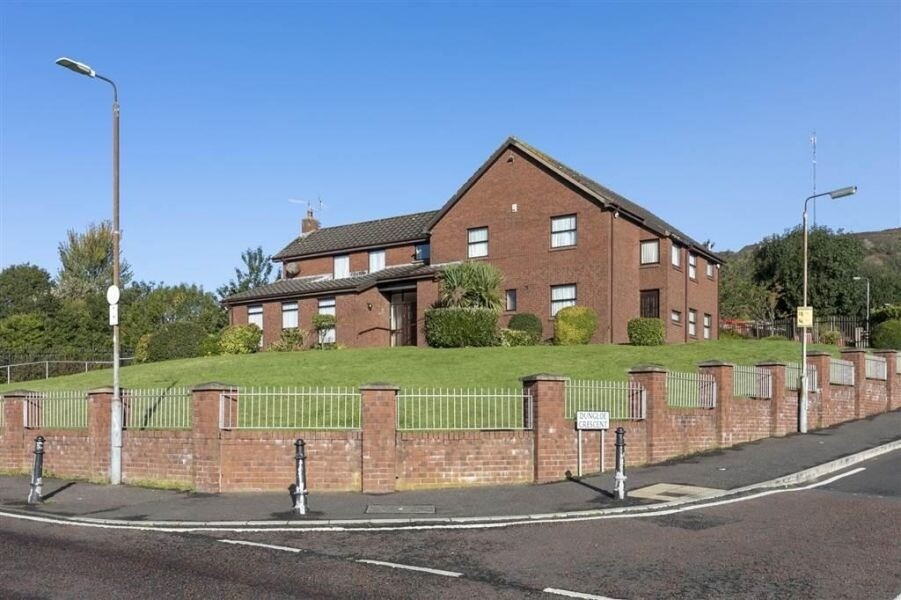 DETACHED HOUSE FOR LEASE /RENT(B&B OR SHARED IN GLEN ROAD