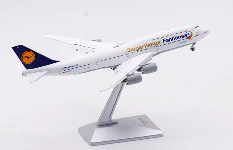 Lufthansa Boeing 747-8 スケール1/200 模型 SKYMARKS LUFTHANSA 747-8I 1/200 W/GEAR NEW LIVERY – Airline