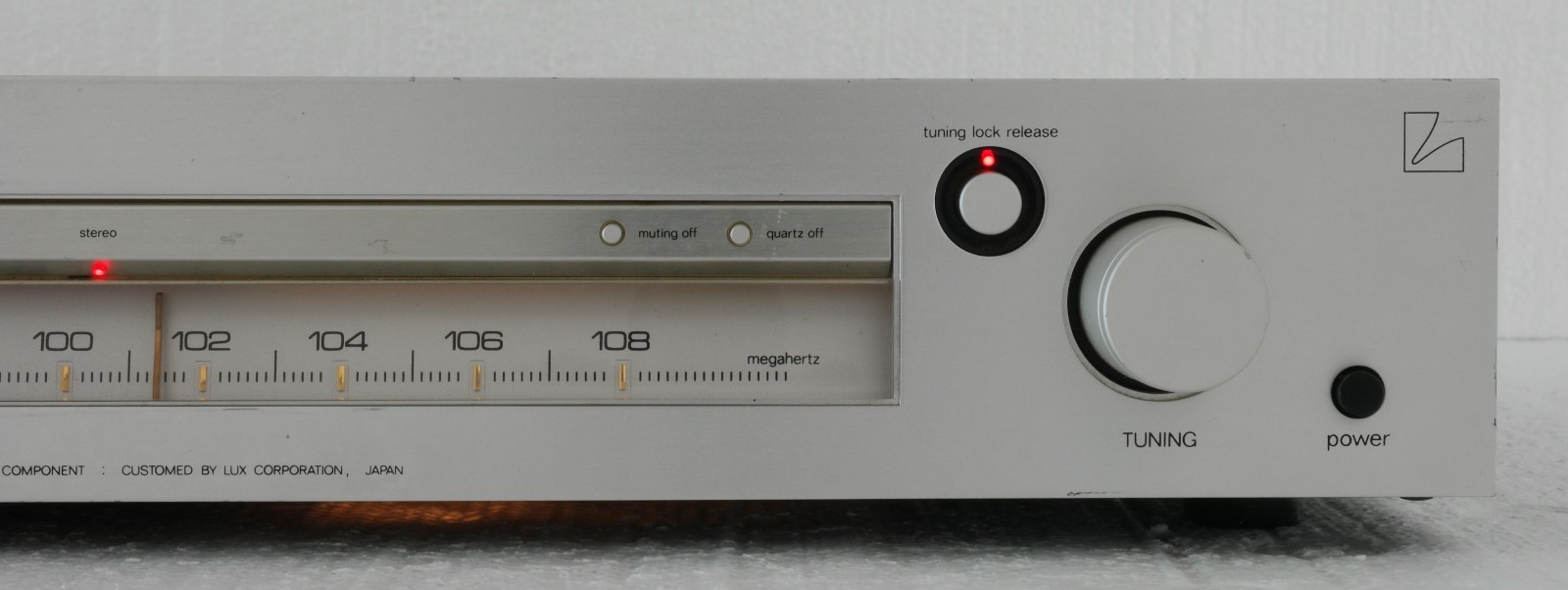 Luxman T-12 Accutouch Quartz Reference FM Stereo Tuner : Good Working Condition!