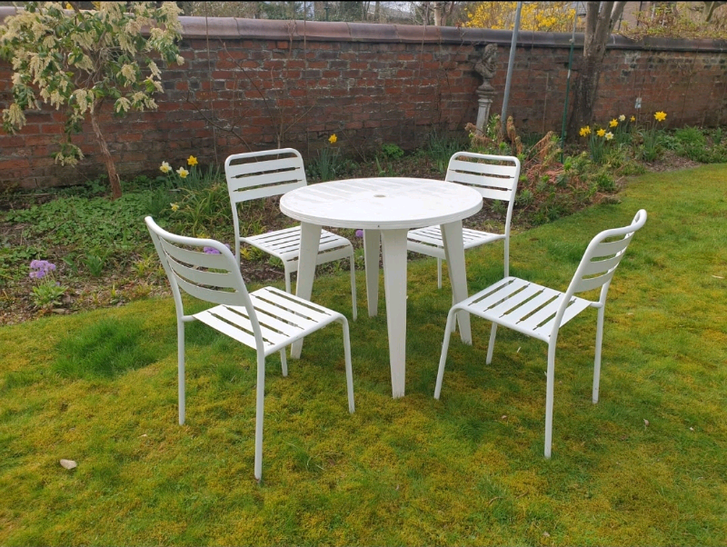 Outdoor Garden Dining Set 4 Chairs one Round Table in Perth, Perth